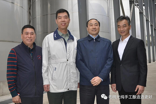 安徽省委常委、省軍區(qū)司令員楊征少將一行調(diào)研明光酒業(yè)