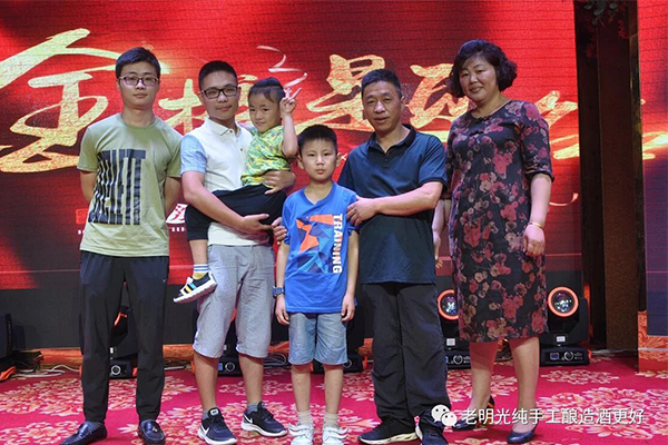 明光酒業(yè)重教賀金榜 清華學子鐘情老明光 —2018年明光市高考狀元趙翔赴清華園歡送儀式